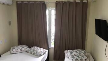 Minibar, wifi gratis y ropa de cama