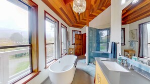 Badewanne, Haartrockner, Handtücher, Seife