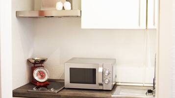 Kühlschrank, Mikrowelle, Herdplatte, Wasserkocher mit Kaffee-/Teezubehör