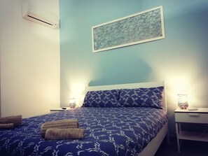2 Schlafzimmer, Schreibtisch, Bügeleisen/Bügelbrett, Reisekinderbett