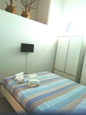 2 habitaciones, escritorio, tabla de planchar con plancha y wifi gratis