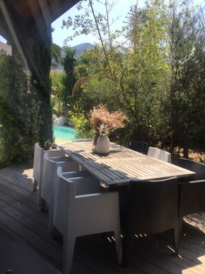 تناول الطعام بالخارج