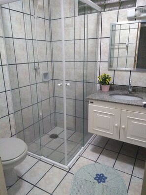 Regadera y papel de baño 