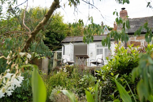 Granite Cottage in Newlyn with Sea Views & Garden