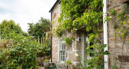 Granite Cottage in Newlyn with Sea Views & Garden