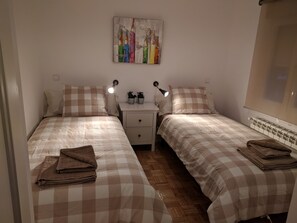 3 bedrooms, iron/ironing board, WiFi, bed sheets
