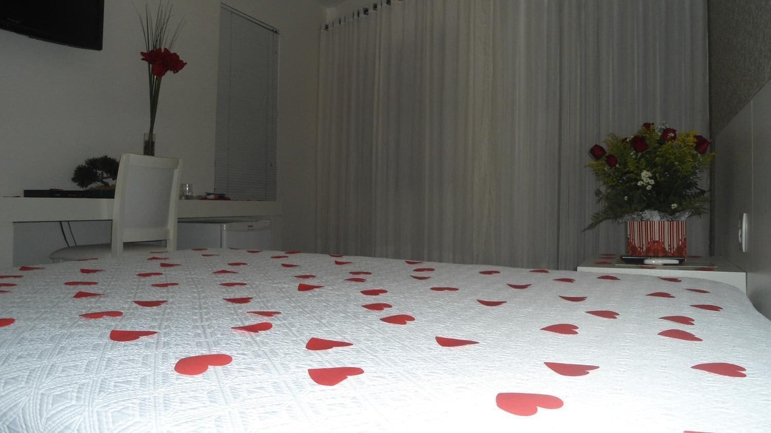 hypo-allergenic bedding, minibar, desk, laptop workspace