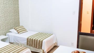 Roupas de cama antialérgicas, frigobar, escrivaninha