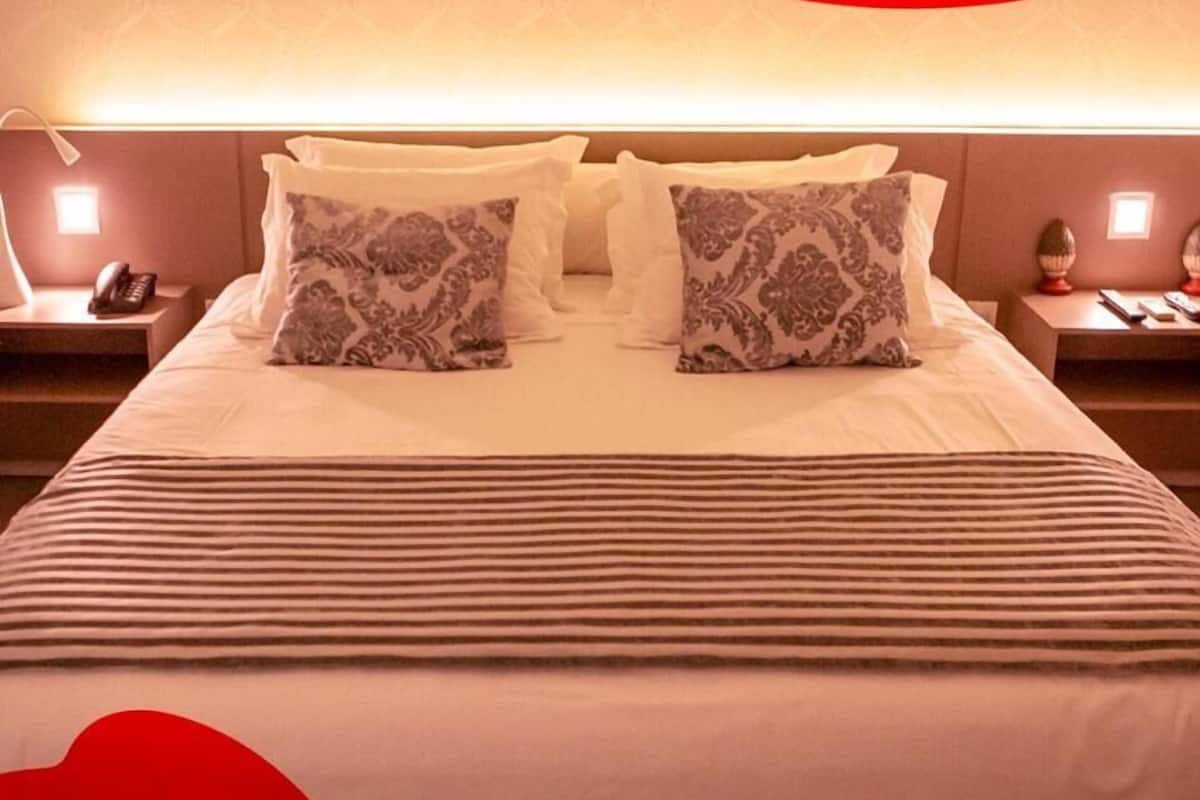 hypo-allergenic bedding, minibar, desk, laptop workspace