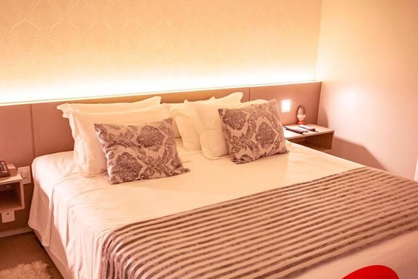 Hypo-allergenic bedding, minibar, desk, laptop workspace