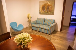 Romantische Studiosuite | Wohnbereich | Flachbildfernseher