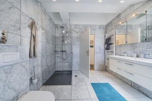 Departamento, 3 habitaciones | Baño | Tina y regadera independientes y regadera tipo lluvia 