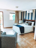 Minibar, meja kerja, tirai kedap cahaya, dan Wi-Fi gratis