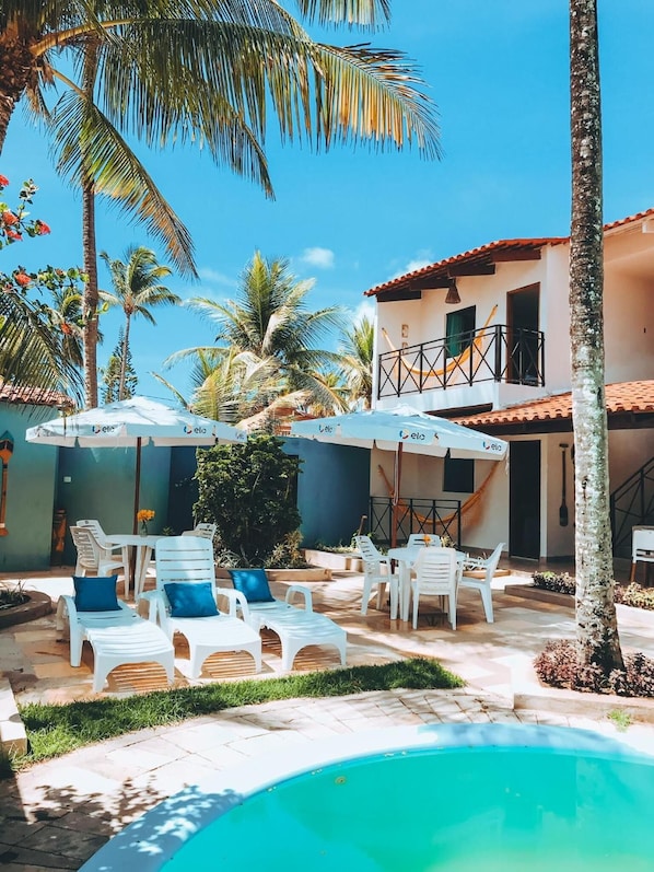 Piscina externa, funciona das 8h às 20h, guarda-sóis, espreguiçadeiras