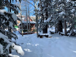 Schneebedeckte Landschaft mit einem Gebäude im Hintergrund.