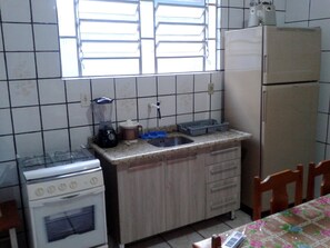 Geladeira, micro-ondas, cooktop, cafeteira/chaleira