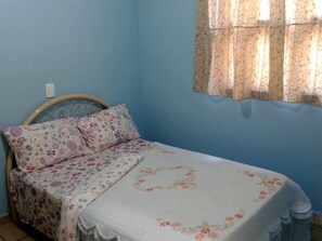 1 habitación, tabla de planchar con plancha, wifi y ropa de cama 