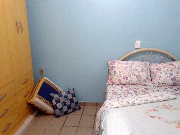 1 habitación, tabla de planchar con plancha, wifi y ropa de cama 