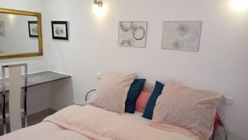 1 dormitorio, tabla de planchar con plancha, wifi y ropa de cama