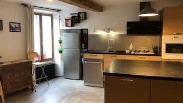 Réfrigérateur, micro-ondes, four, plaque de cuisson