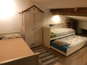 Schreibtisch, Bügeleisen/Bügelbrett, kostenloses WLAN, Bettwäsche