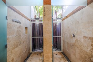 Badewanne, Haartrockner, Handtücher, Seife