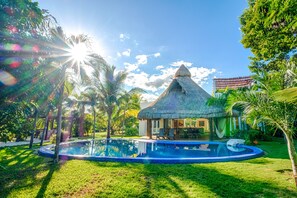 Een buitenzwembad en een verwarmd zwembad