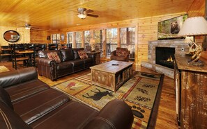 Fernseher, Kamin, Videospiele, Stereoanlage