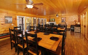 Dining - Relax & Play: Hot Tub, Pool Table & Serene Views - Wild Bear Lodge (Sevierville)