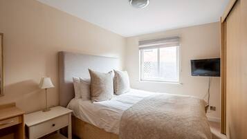 2 bedrooms, iron/ironing board, internet, bed sheets
