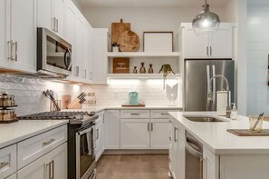 Kjøleskap, mikrobølgeovn, ovn og kokeplater