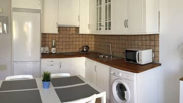 Geladeira, micro-ondas, cooktop, cafeteira/chaleira