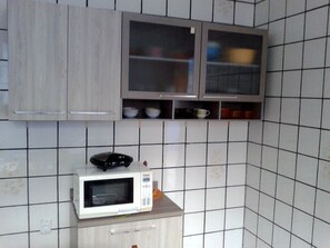 Geladeira, micro-ondas, cooktop, cafeteira/chaleira