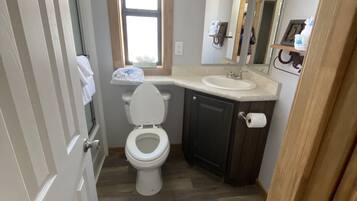 Småhus | Bad | Kombinert dusj/badekar, håndklær, såpe og sjampo