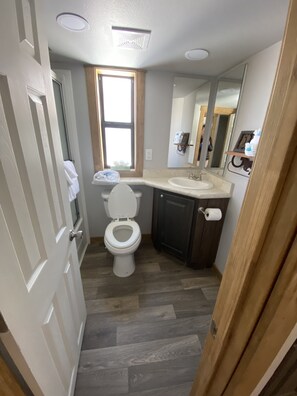 Kombinert dusj/badekar, håndklær, såpe og sjampo