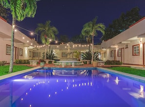 Outdoor pool - Hotel Lagoon (Santa Elena)