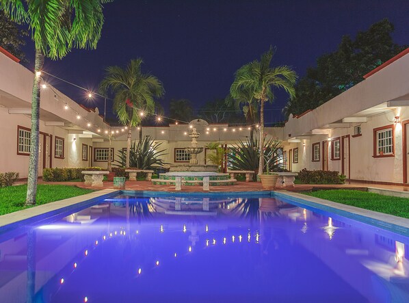 Piscine extérieure, chaises longues