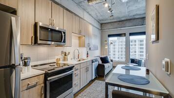 Réfrigérateur, micro-ondes, four, plaque de cuisson