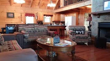 Een smart-tv, een open haard, een dvd-speler en tafelvoetbal