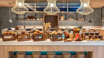 Päivittäinen buffetaamiainen (353.10 THB per henkilö)