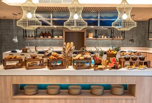 Petit déjeuner buffet (353.10 THB par personne)