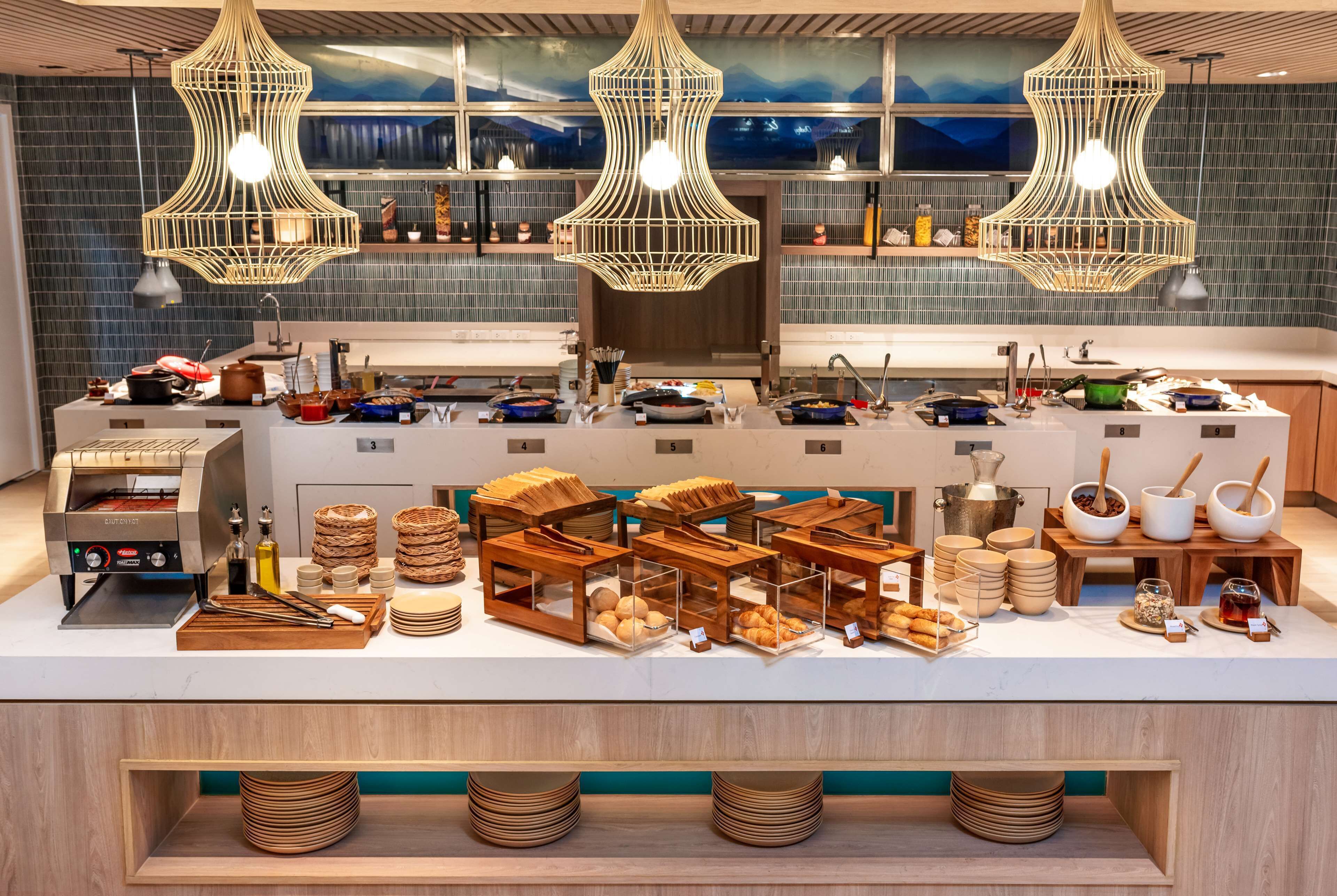 供应早餐、午餐和晚餐