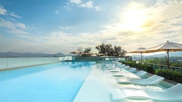 2 outdoor pools