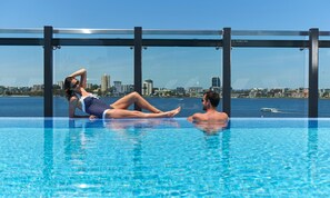 Outdoor pool - DoubleTree by Hilton Perth Waterfront (Perth)