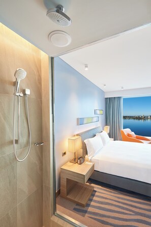 Värdeförvaringsskåp på rummet, skrivbord och arbetsyta för laptop