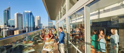 Breakfast and dinner served