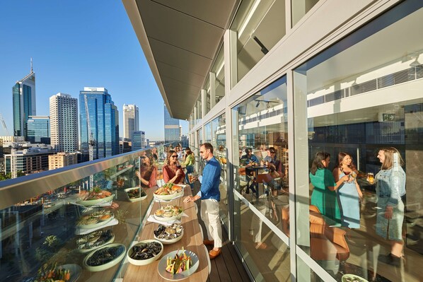 供应早餐和晚餐