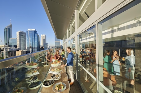 Frühstück und Abendessen. DoubleTree by Hilton Perth Waterfront