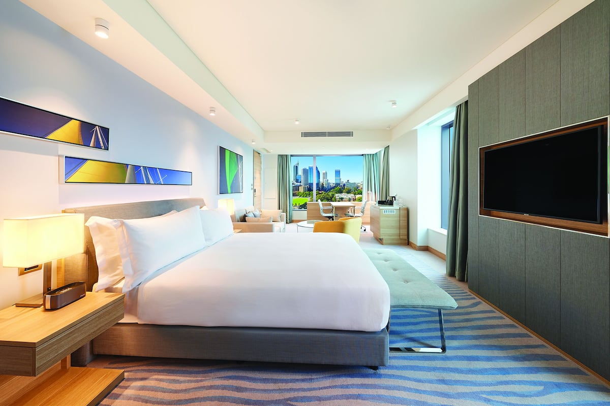 Deluxe Room, 1 King Bed, River View (Panoramic) | 1 bedroom, in-room safe, desk, laptop workspace