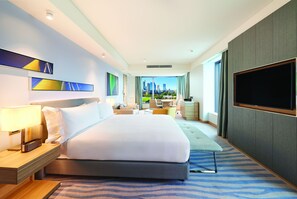 In-room safe, desk, laptop workspace, blackout curtains - DoubleTree by Hilton Perth Waterfront (Perth)